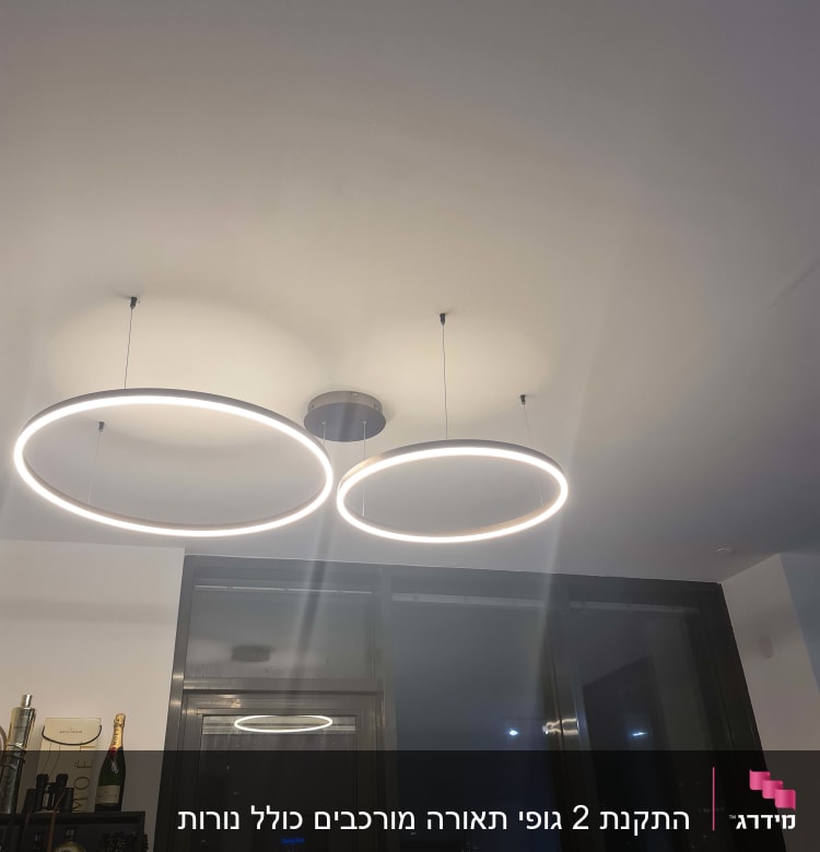 שני גופי תאורה עגולים תלויים מהתקרה